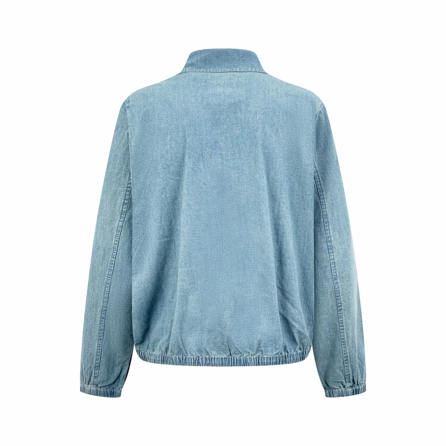 P470 Colorful embroidered denim jacket. Custom-dyed cloud-like plain cotton denim. Soft and silky. Comfortable against the skin. Mist indigo. A denim poem dyed with time. The delicate colorful pony logo on the left chest jumps into indigo. It is highly recognizable. It brings an atmosphere of freedom and vitality. A symphony of pure and smart colors. The collar is neatly folded. The details that are captured at a glance are striking. Reconstruct the classic with a neat silhouette. Even you walk with a designed sense of calmness. Process 1: Adopt imported machine embroidery technology and use advanced computer control systems and precision mechanical components to realize colorful pony embroidery operations with high precision and smooth and delicate lines. Process 2: Template machine to open the bag. The preset template guides the position, shape and size of the bag opening. The accuracy ensures the quality of the bag opening effect. Process 3: The hem is made in one go using a three-needle waist-drawing machine. The special needle position and feeding mechanism of the machine are used to sew the elastic band and the fabric together in the same process. The three-needle design is stronger and can evenly distribute pressure to ensure that the elastic band and the fabric are closely adhered. Process 4: Use the washing and frying process. Prioritize the special desizing agent. Then soak the fabric in it and evenly starch it. After desizing, it is finally rinsed. The workmanship is extremely complex and the loss is high. Accessories: Customized 1:1 Ralph Lauren engraved buckle Customized 1:1 Ralph Lauren bronze zipper Customized 1:1 Ralph Lauren trademark Version: Fitted version Size: S M L XL Style number: CC904